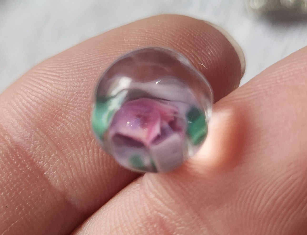 Ancien bouton en verre boule inclusion d'une fleur rose 1,2 cm D16B