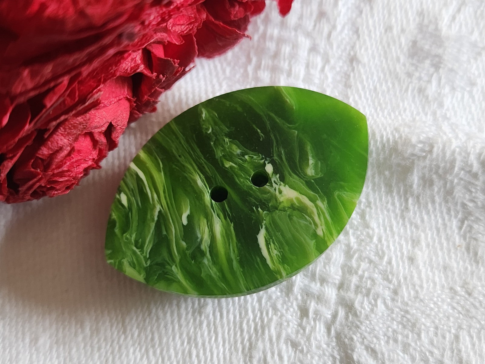 Collection bouton ancien vert jaspé 2,3 cm sur 3,3 cm D14I