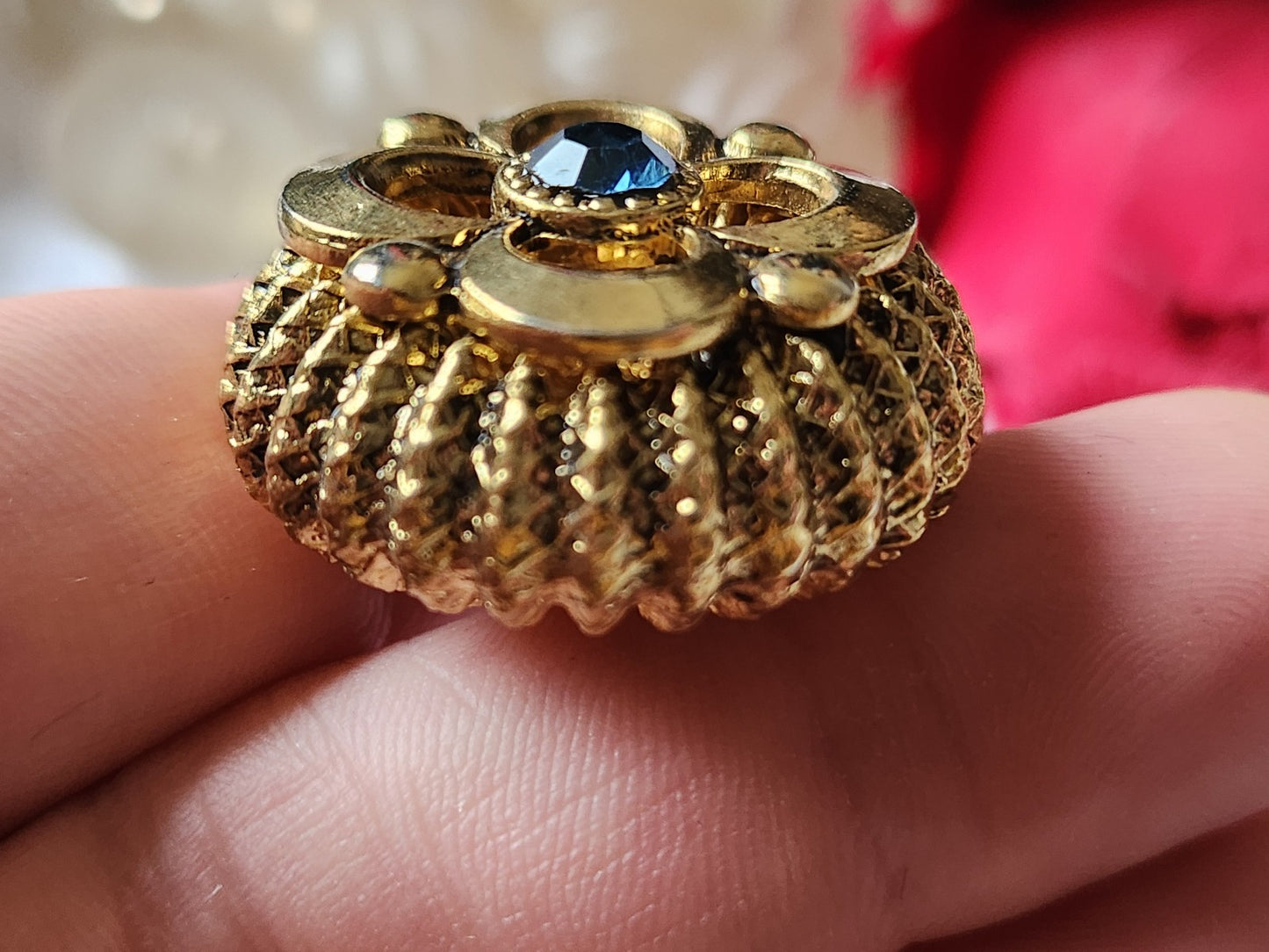 Gros bouton vintage métal doré volume coeur strass bleu 2,8 cm bijoux ref 2688