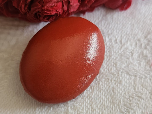 Bouton ancien en cuir rouge ovale  vintage rare  2,9 sur 2,2 cm G8G