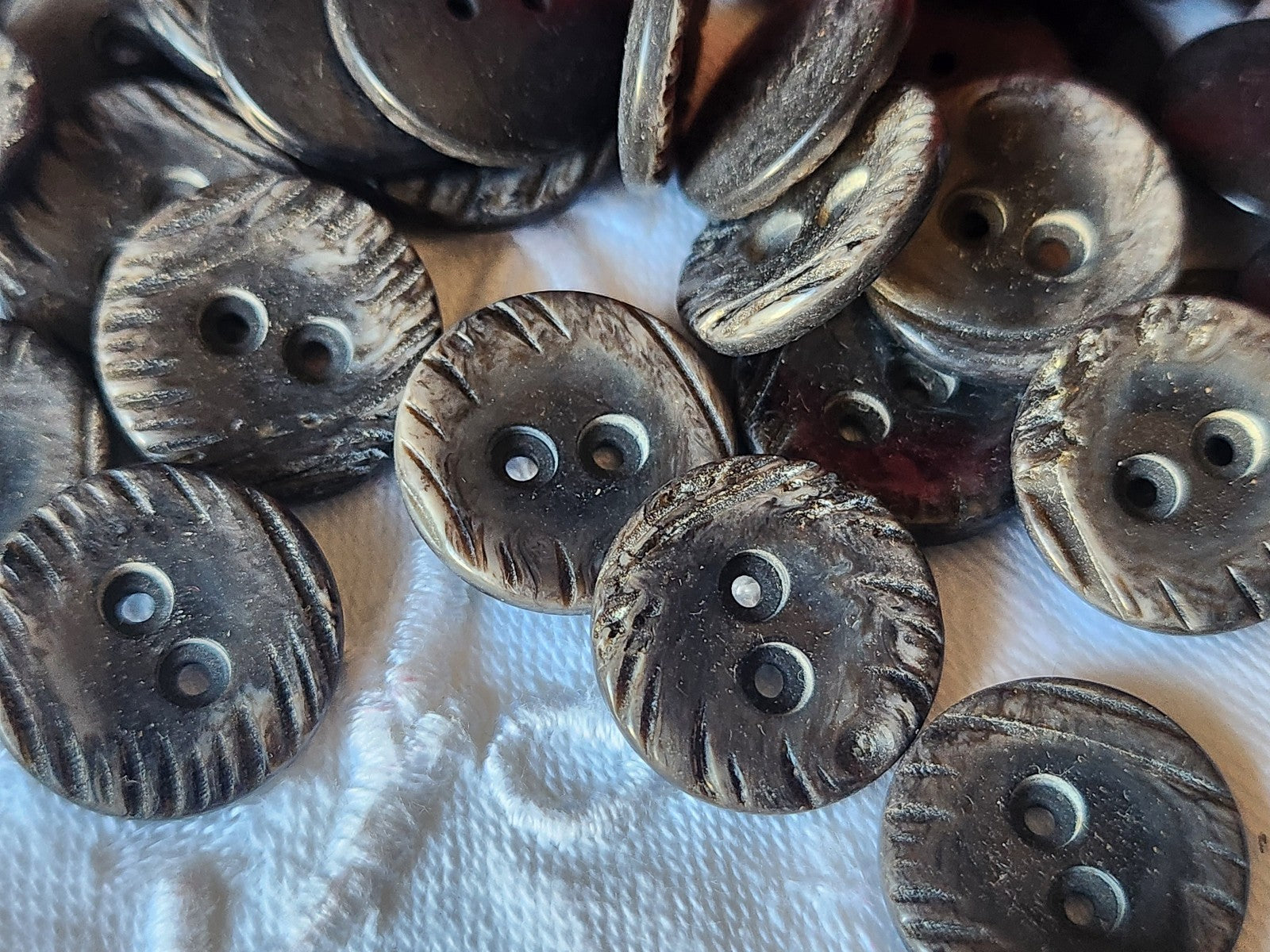 Lot 14  boutons vintage  bord imitation bois  marron 1,7 cm ref 5535