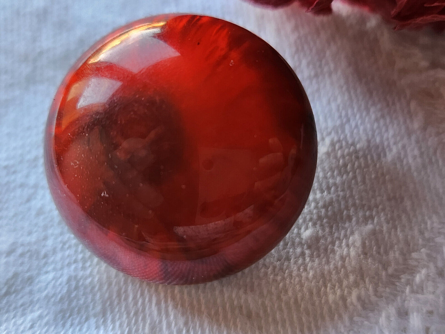 Collection gros bouton ancien rouge bombé reflet satiné 2,6 cm D12F