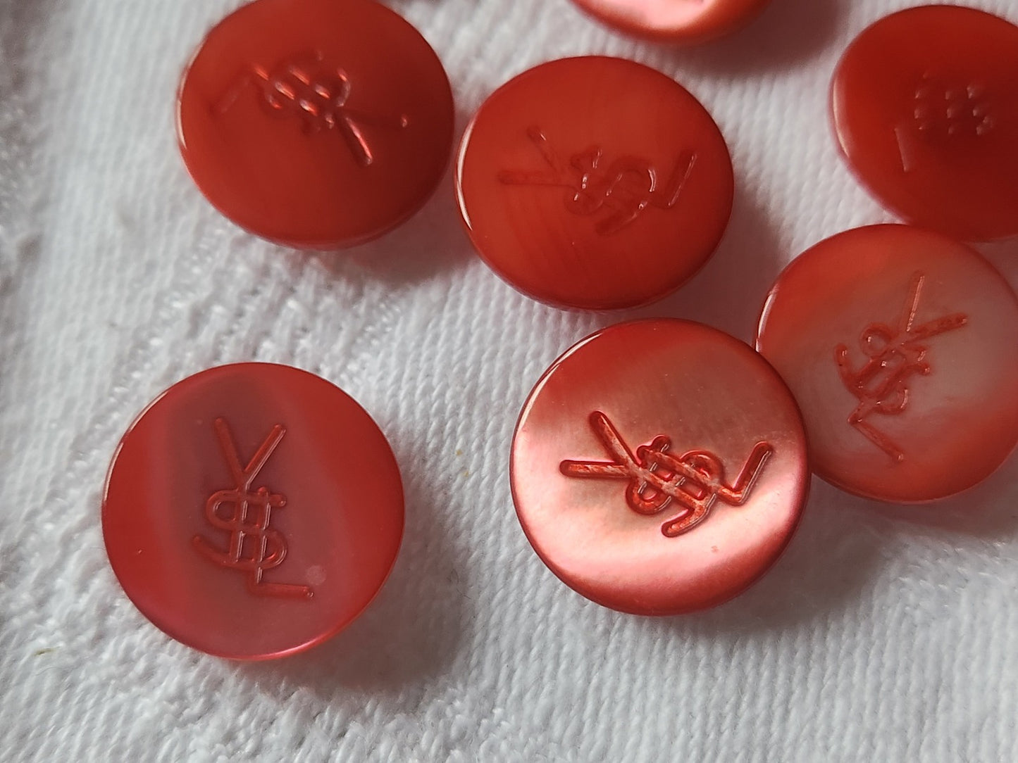 Lot 8 boutons vintage en nacre rose/ rouge YSL 1,4 cm pied panaché  ref 5249