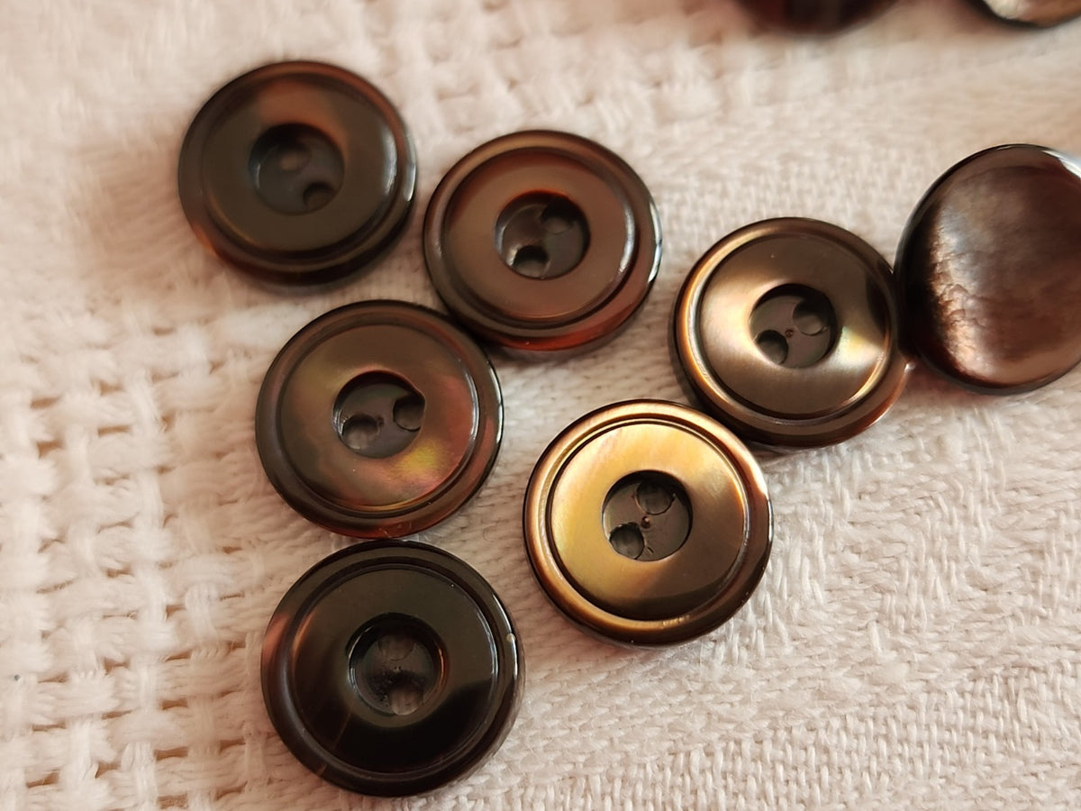 Lot 12 boutons anciens en nacre 2 series marron 1,1 cm 11 mm ref 6581
