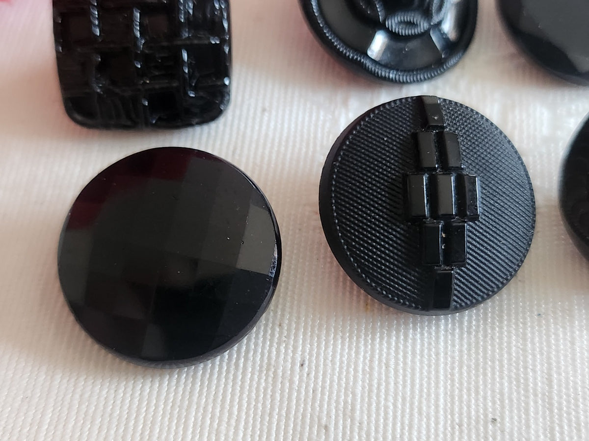 Lot 6 boutons anciens vintage  en verre noir  panaché 1,5  à 1,8 cm ref 6240