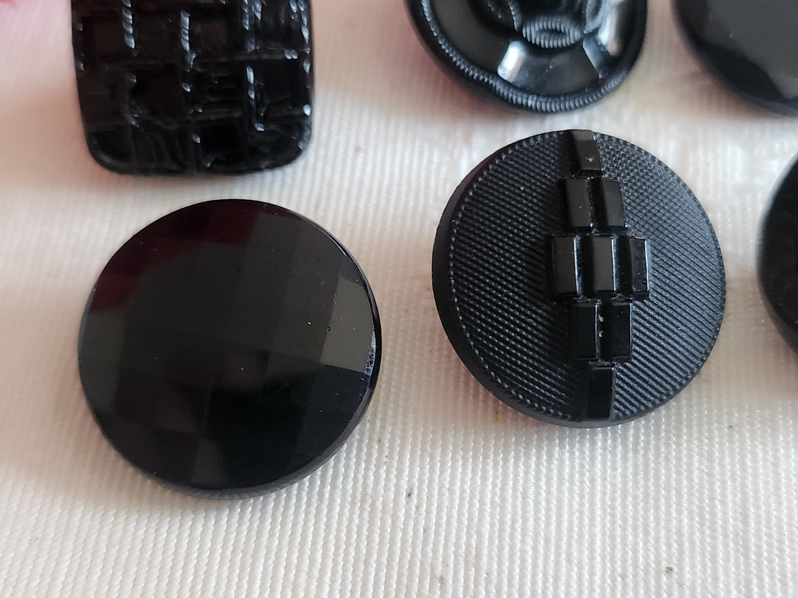 Lot 6 boutons anciens vintage  en verre noir  panaché 1,5  à 1,8 cm ref 6240