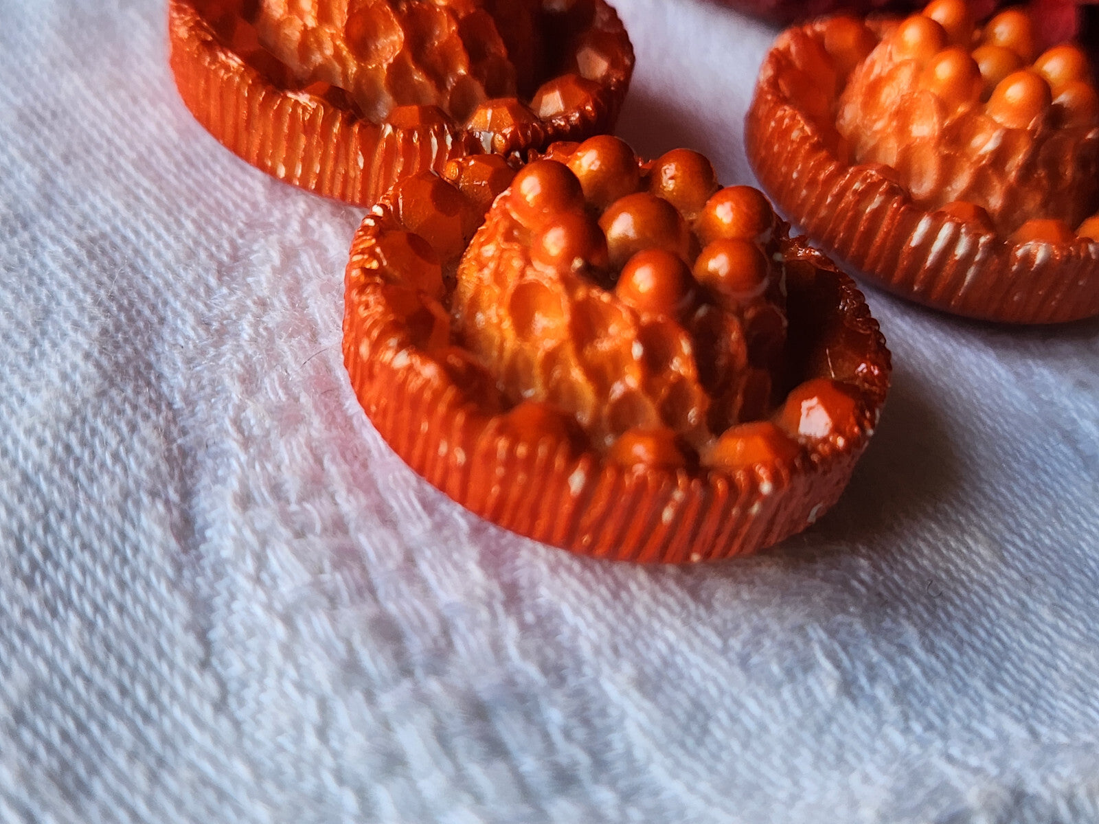 Trio boutons vintage en résine orange pied 2,7 cm ref 5619