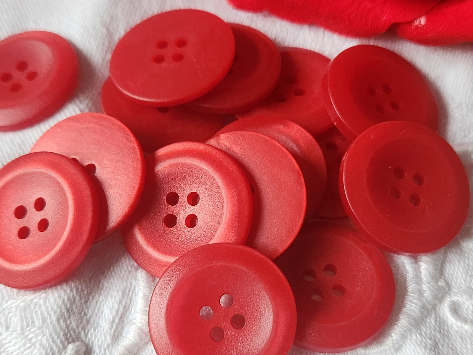 Lot 14 boutons vintage rouge mat 2,3 cm trous ref 5186