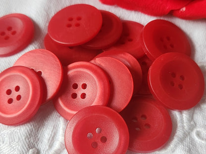 Lot 14 boutons vintage rouge mat 2,3 cm trous ref 5186