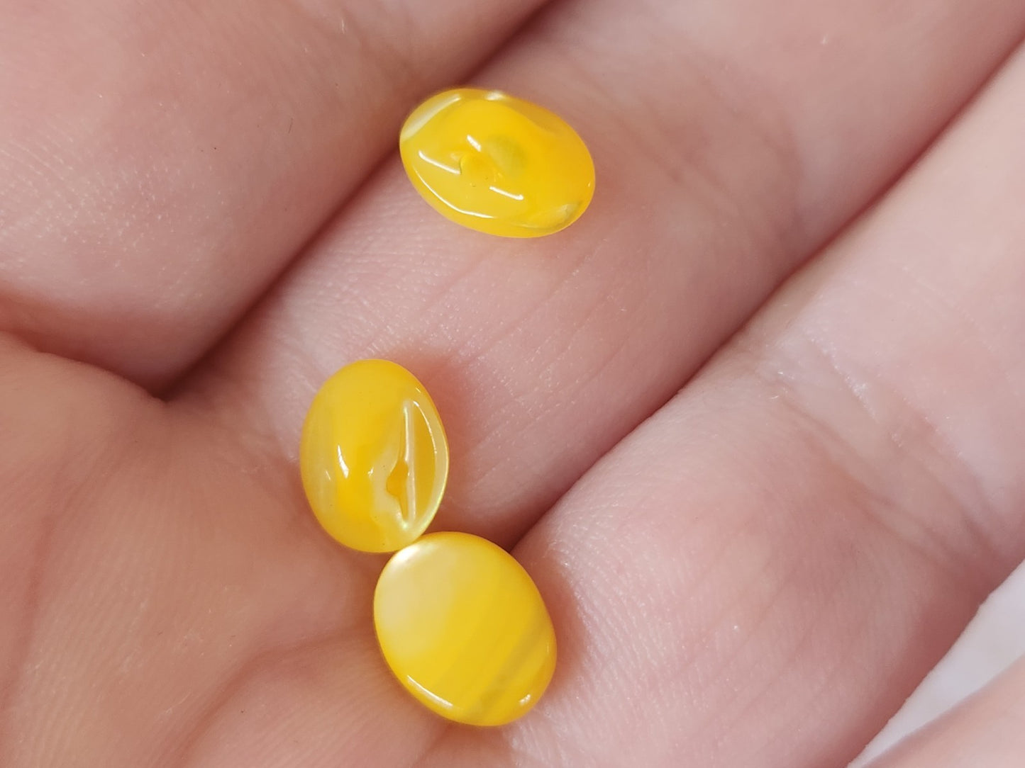 Lot 6 mini boutons anciens en nacre jaune ovale 0,7 cm sur 1 cm ref 6405