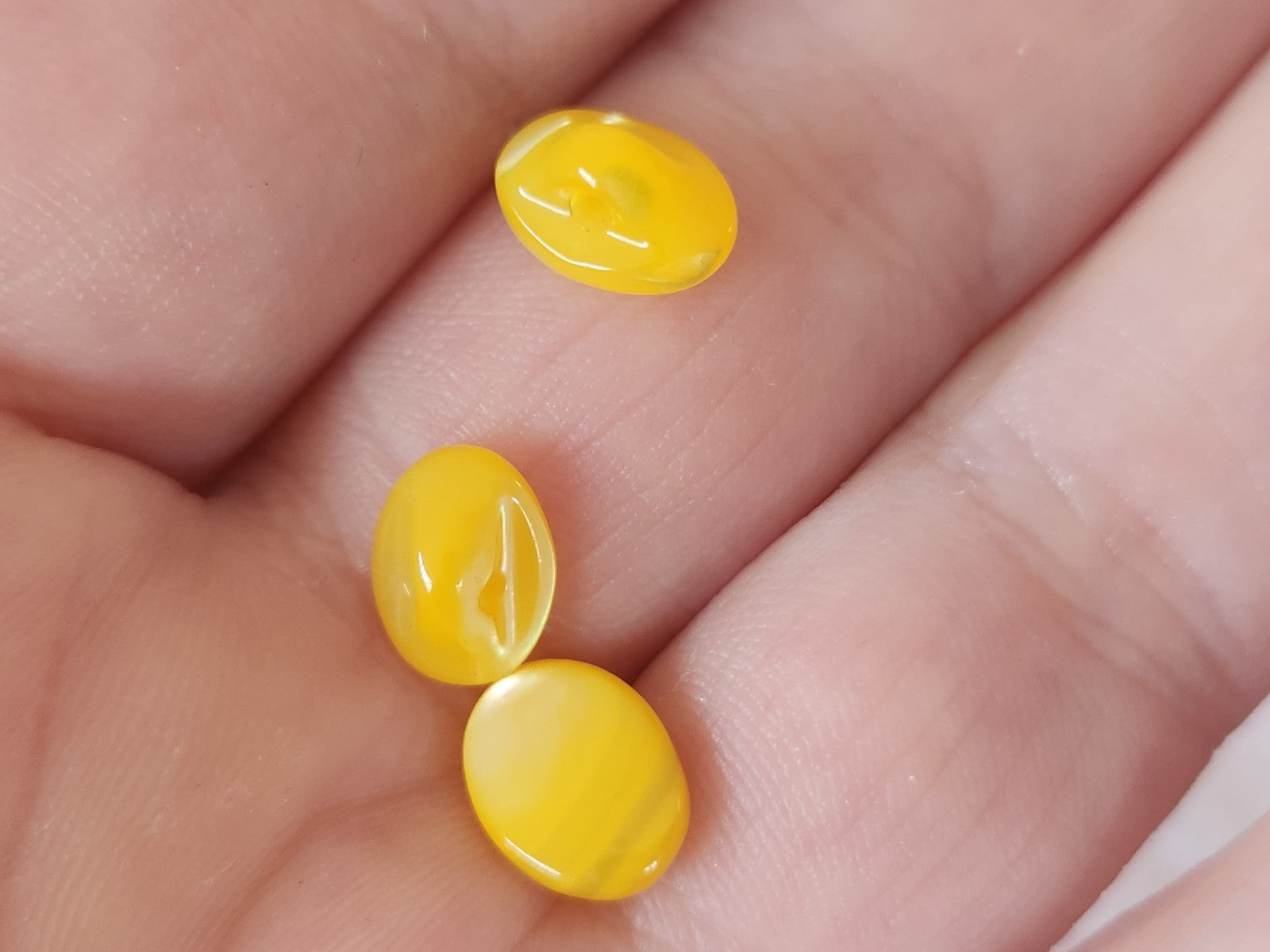Lot 6 mini boutons anciens en nacre jaune ovale 0,7 cm sur 1 cm ref 6405