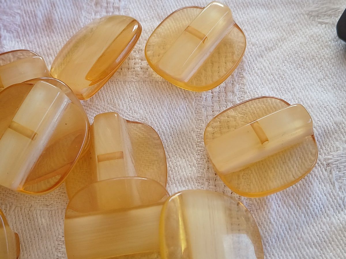 Lot 6  boutons vintage jaune beige à pied carré 2,2 cm ref 6456