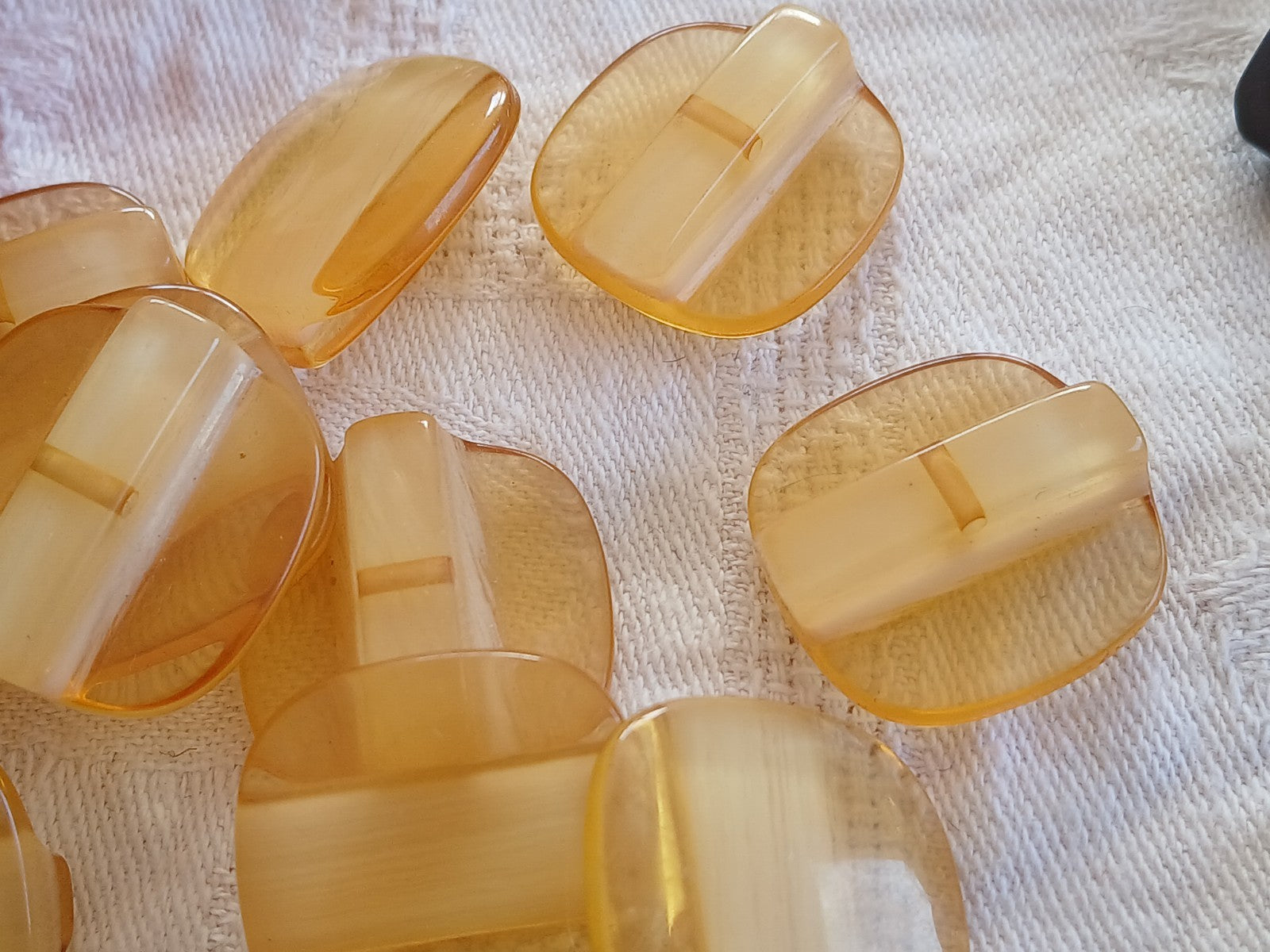 Lot 6  boutons vintage jaune beige à pied carré 2,2 cm ref 6456