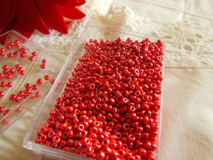 Lot environ 22 grammes de perles de rocaille rouge satiné  n°89