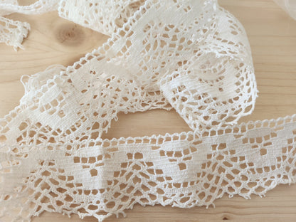Dentelle ancienne fait  jolie large 1 mètre 50  sur 3,9 cm T1-20