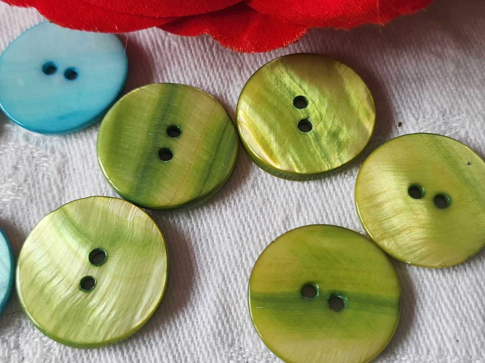 Lot 10 boutons vintage en nacre vert bleu pétillant 2 cm trous ref 1999