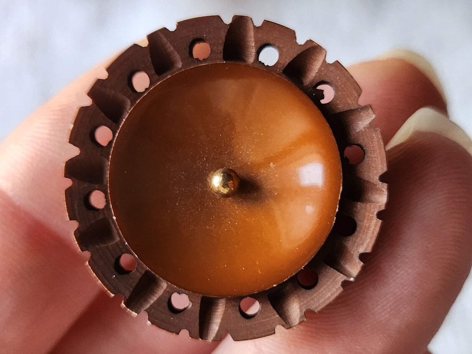 Gros bouton ancien collection marron  ajouré  original pied  3 cm D10J