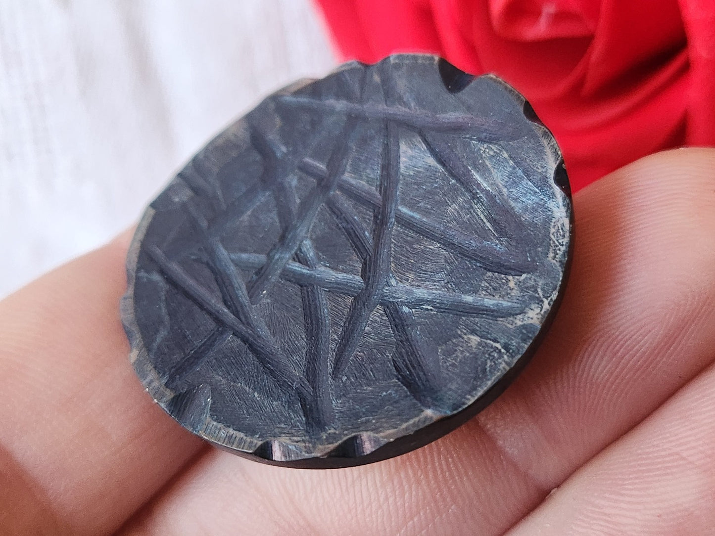 Collection gros bouton ancien en nacre ciselé bleu pied 3,5 cm ou 35 mm D11S