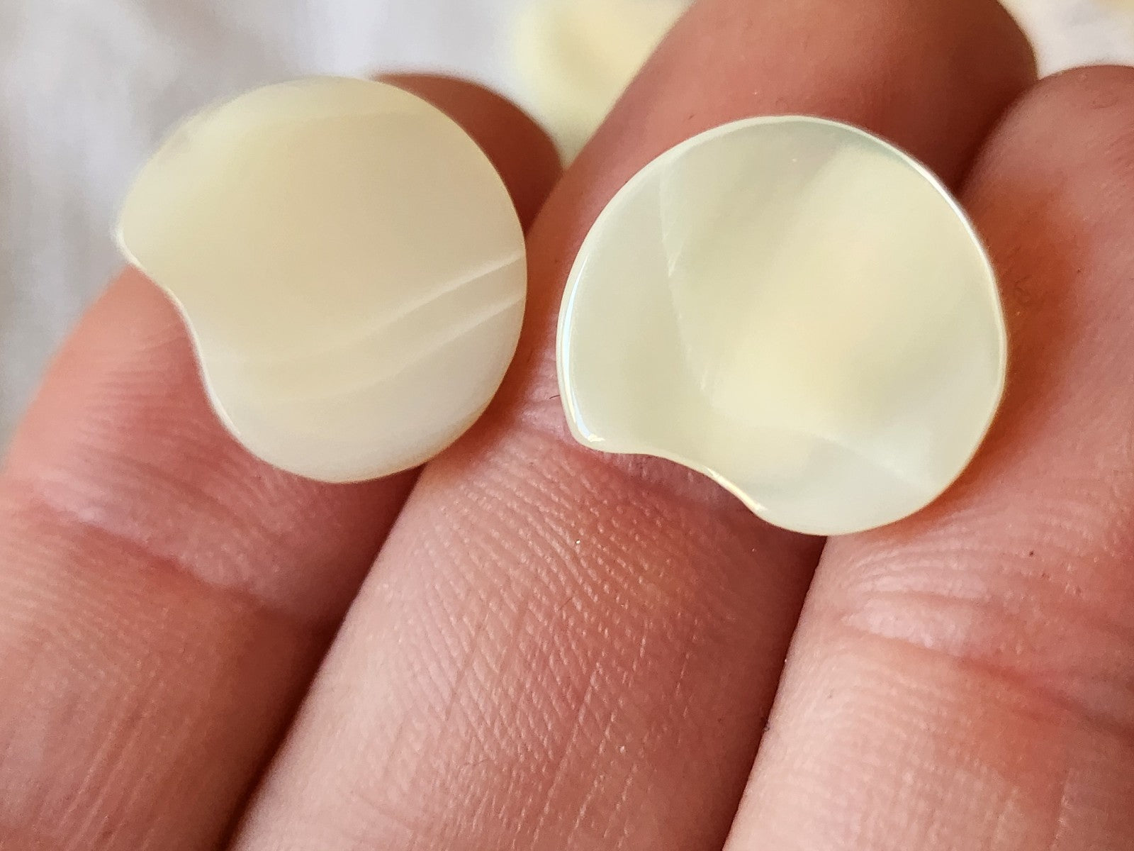 Lot 6 boutons anciens en nacre blanche forme original 1,7 sur 1,5 cm ref 1869