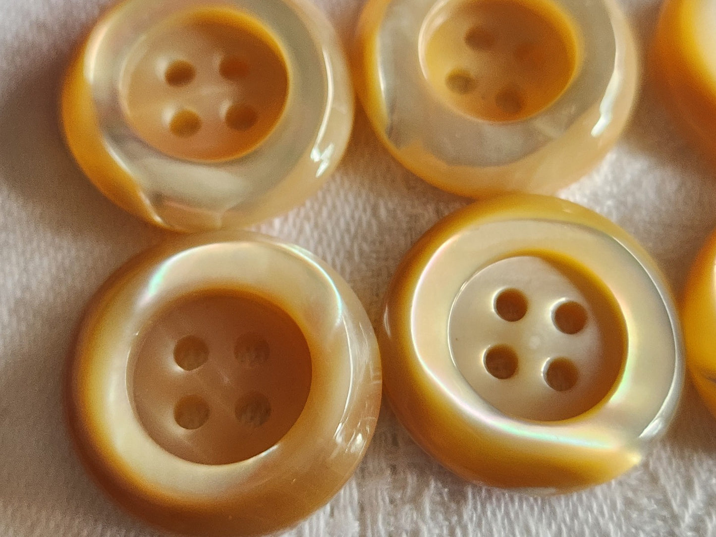 Lot  6 boutons anciens en nacre beige épais bord 2,2 cm lourd ref  5986