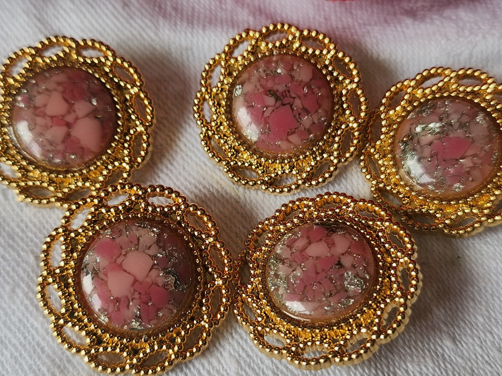 Lot 5  boutons vintage en métal doré coeur rose  2,3 cm ref 2012