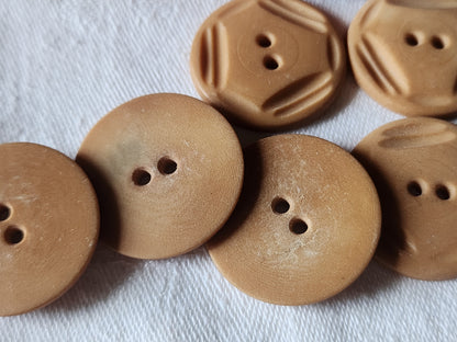 Lot 6 gros boutons anciens marron matiere à definir  2,8 cm ref 2341
