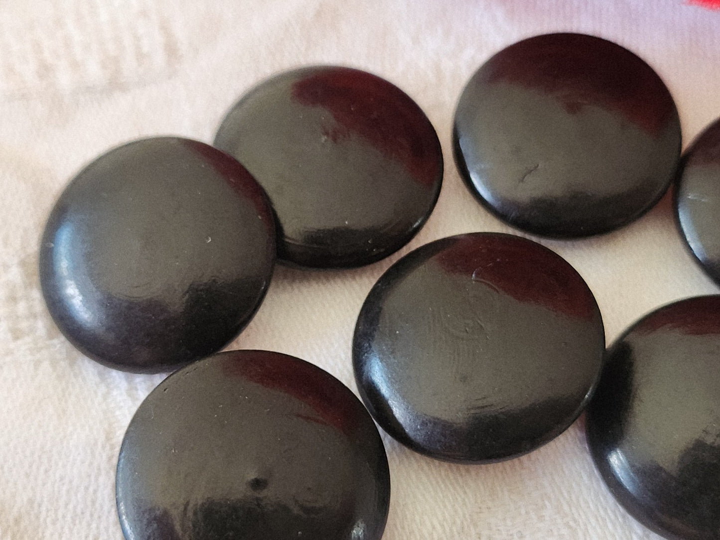 Lot 7 boutons anciens en bois  noir à pied 2,1 cm ref 3890
