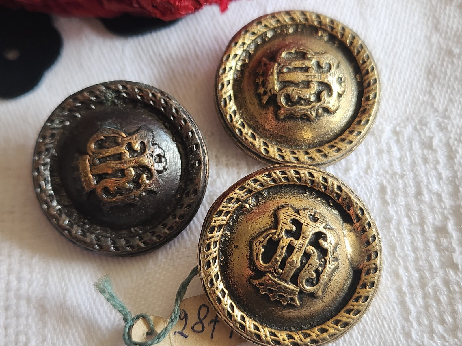 Trio boutons vintage en métal blason gros 2,5 cm neuf ref 1604