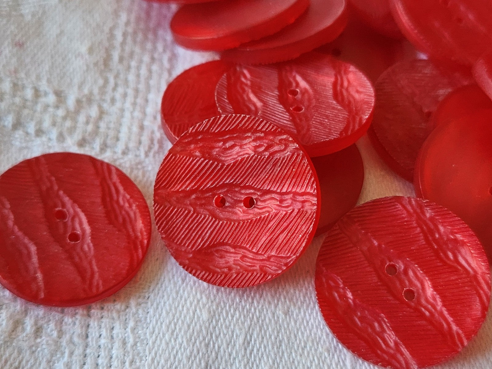 Lot 10 boutons vintage rouge texturé 2,2 cm  à trous ref 2882