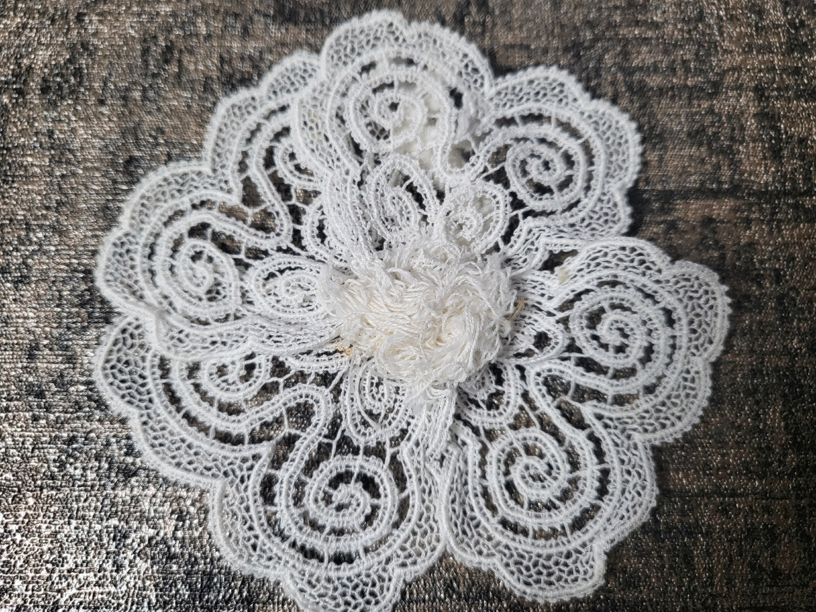 Superbe fleur ancienne en dentelle idéale broche ou application 10 cm T7