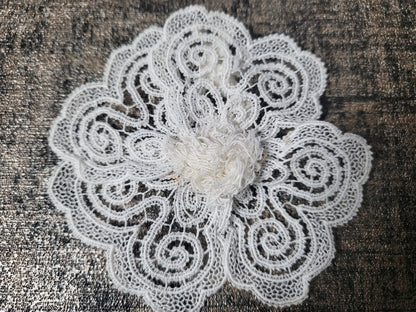 Superbe fleur ancienne en dentelle idéale broche ou application 10 cm T7