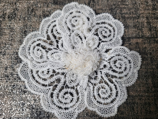 Superbe fleur ancienne en dentelle idéale broche ou application 10 cm T7