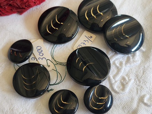 Lot 8 boutons vintage noir inclusion doré panaché  1,7 à 2,7 cm ref 1700
