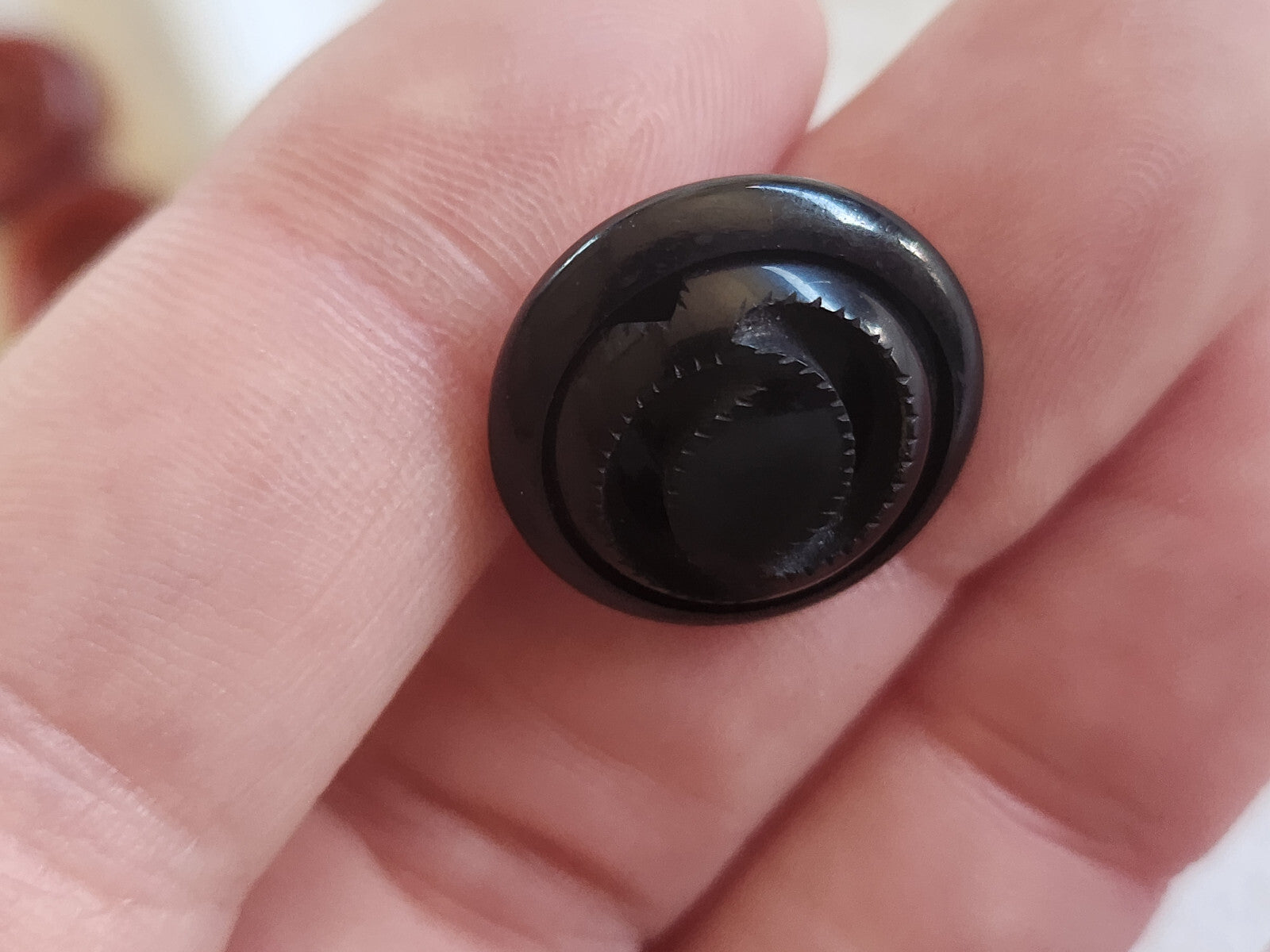 Collection ancien bouton noir découpis travaillé 1,8 cm pied laiton G2K