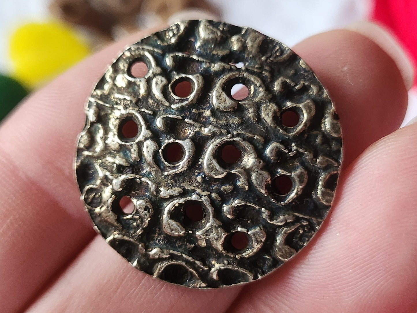 Superbe bouton vintage en métal ajouré 3 cm volume G13D