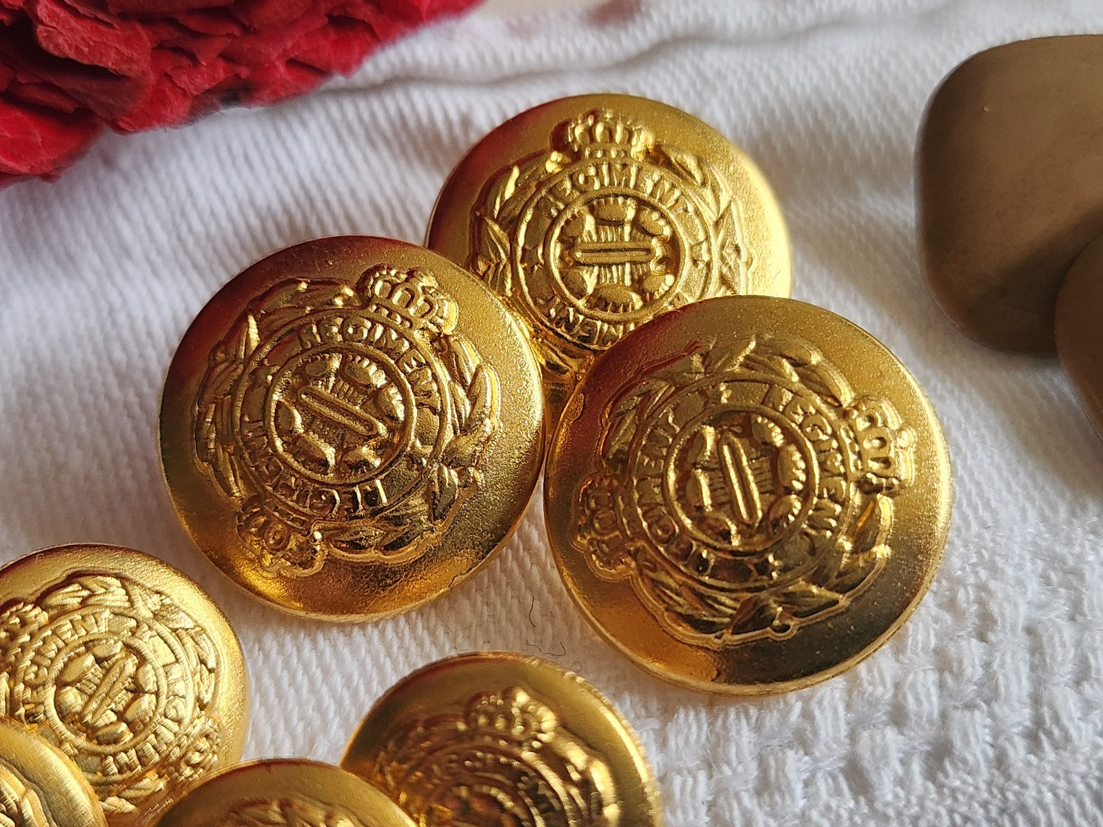 Lot 9 boutons vintage en métal doré neuf 1,5 et 2 cm blason pied ref 1529