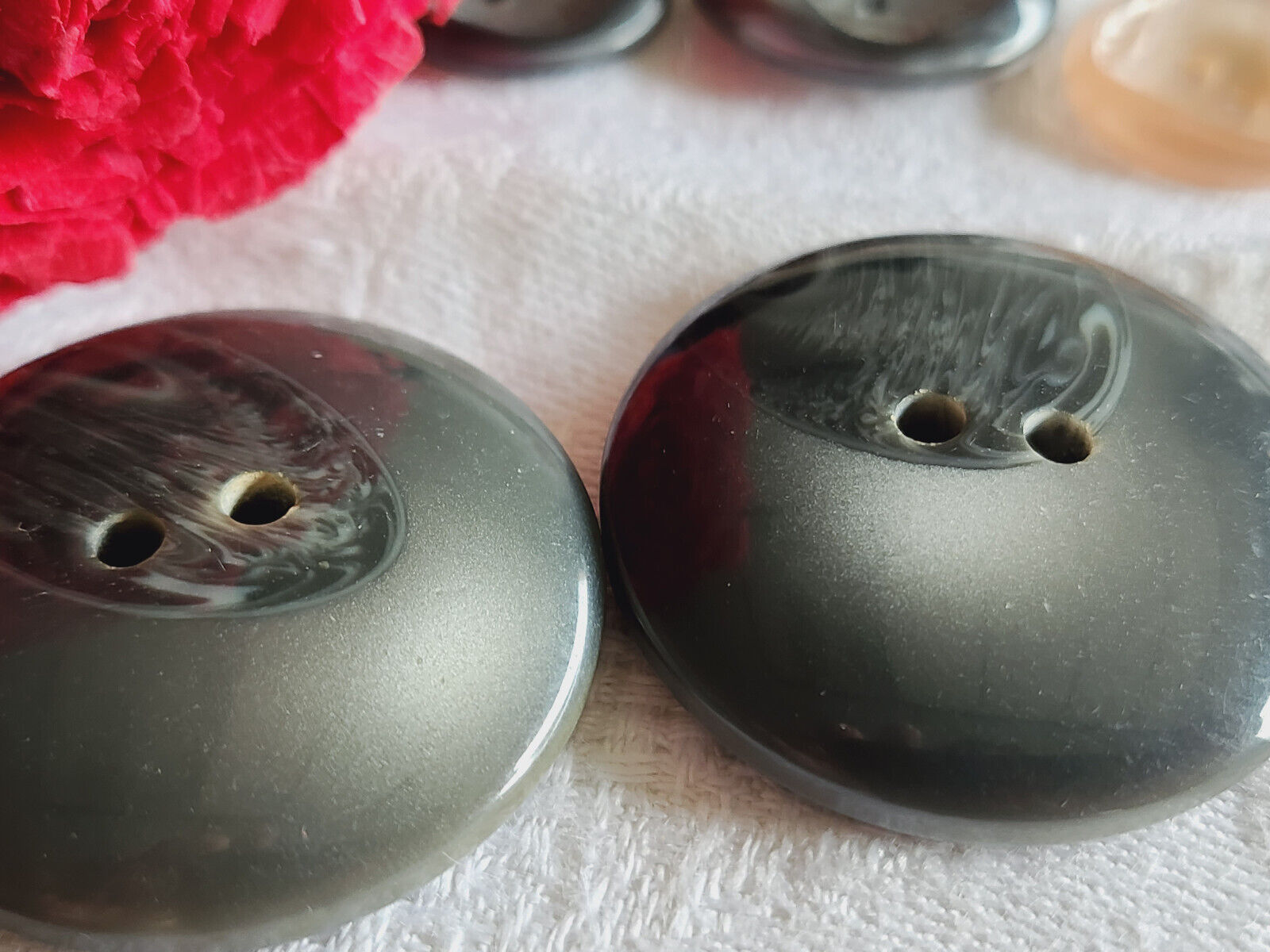 Duo gros boutons vintage gris foncé veiné à trous veste diamètre 3,3 cm ref 1426