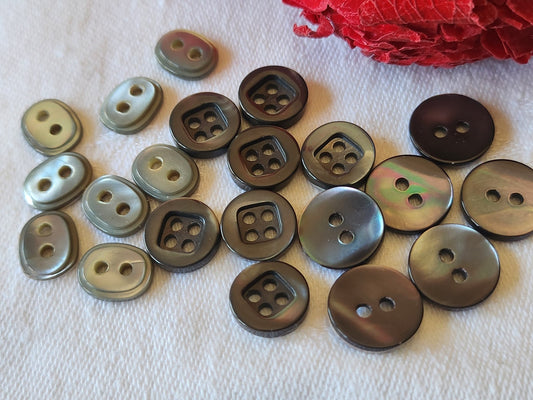Lot 21 boutons anciens en nacre gris 3 series 1,1 et 1,2 cm ref 4870