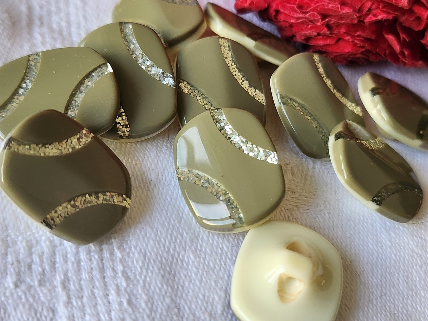 Lot 12 boutons vintage vert inclusion paillette rectangle 1,5 sur 2 cm ref 5396