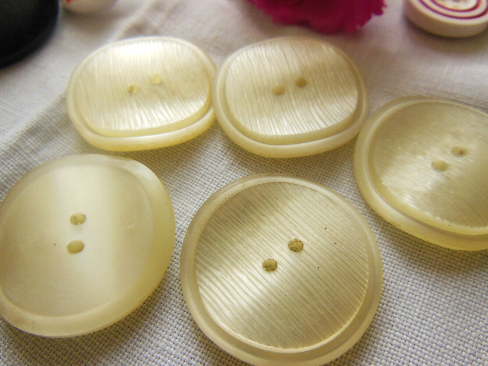 Lot 5 boutons vintage Ondulé crème blanc lumineux strié 2,6 cm ref 0064