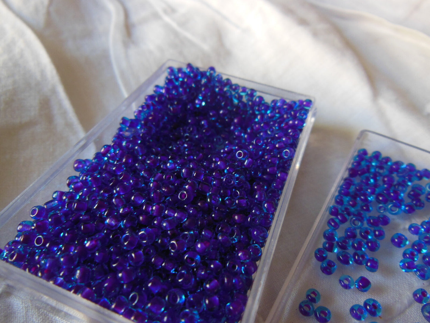 Lot environ 22  grammes de perles rocaille bicolore bleu violet n°11
