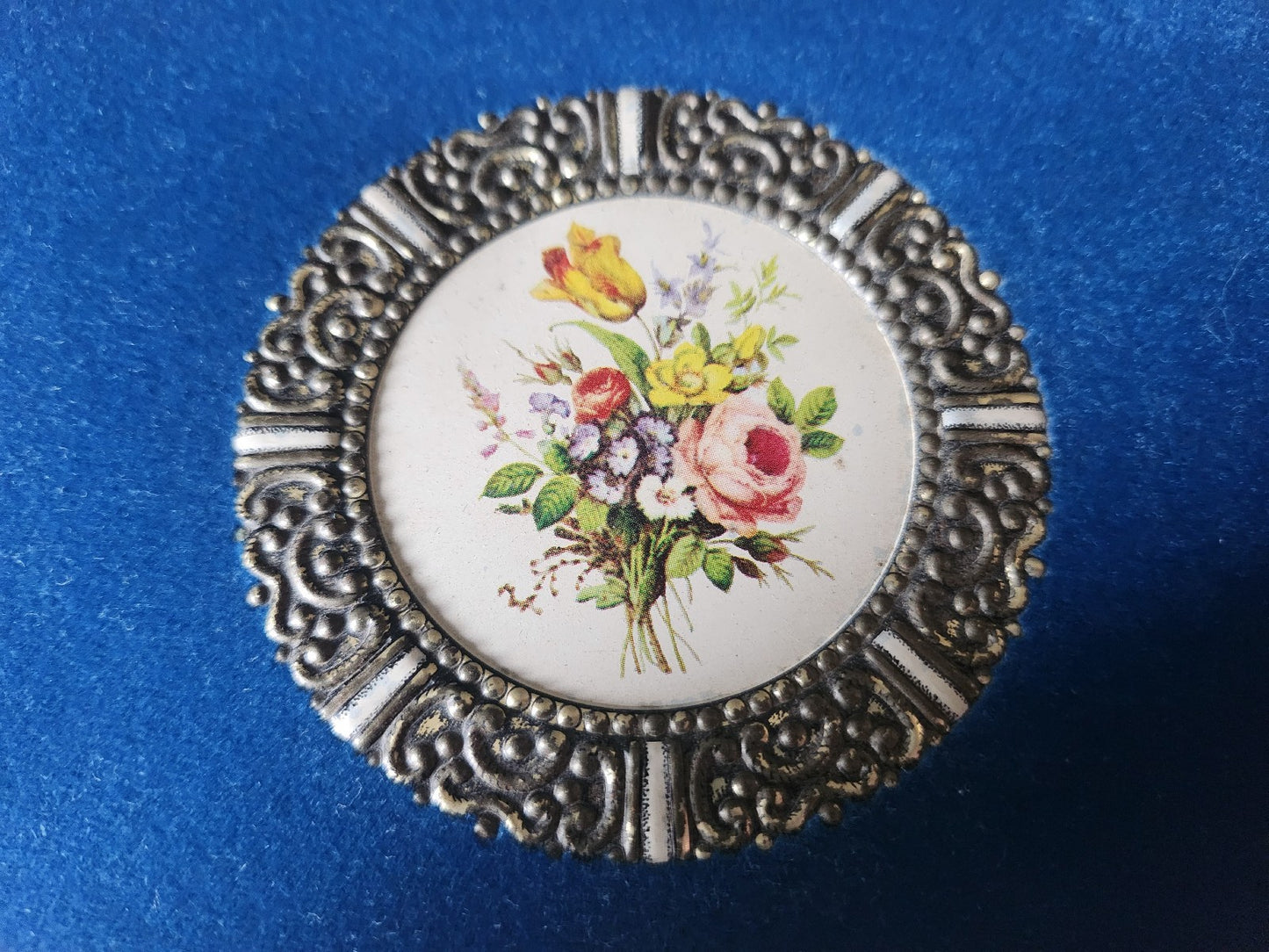 Ancienne boite tôle velours bleu medallon bouquet d'or vintage