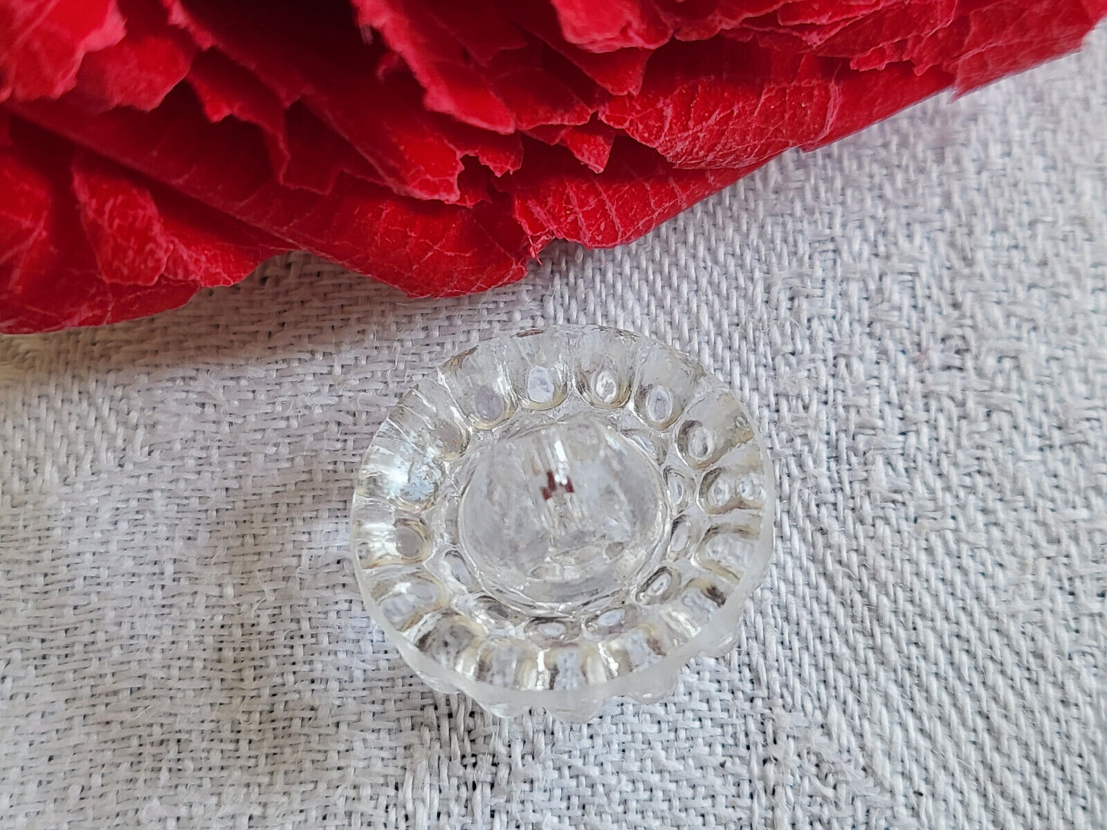 Bouton en verre ancien picot transparent motif à pied  diamètre 1,7 cm D11E