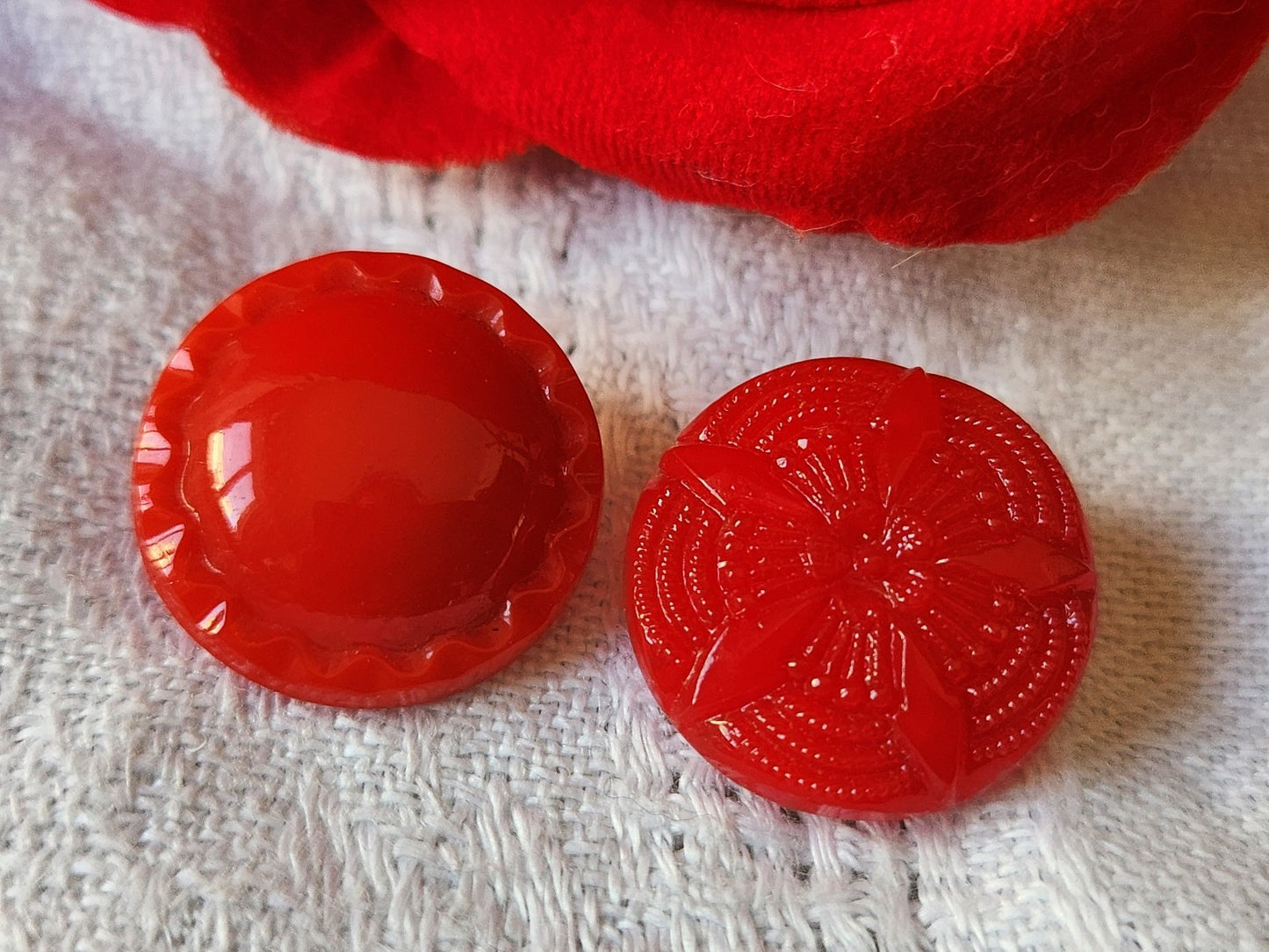 Duo boutons anciens en verre vintage rouge  travaillé 1,8 cm G19C