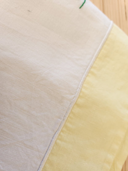 Ancien petit drap  enfant bébé vintage broderie ours musicien B8