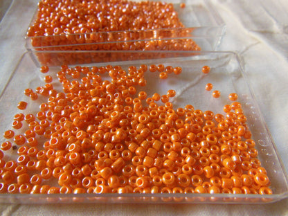 Lot environ 18  grammes de perles rocaille orange satiné n°43