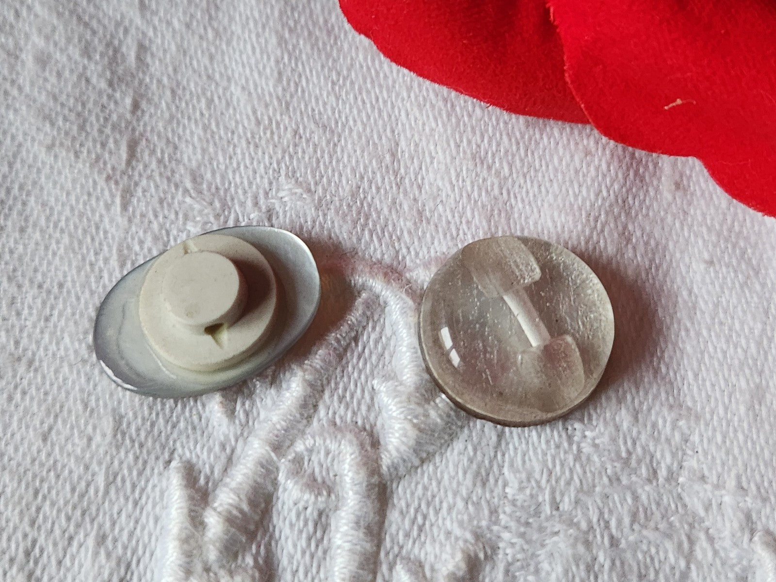 Duo boutons anciens en nacre  ciselé collection 1,5 et 1,3 sur 1,8 cm D10M