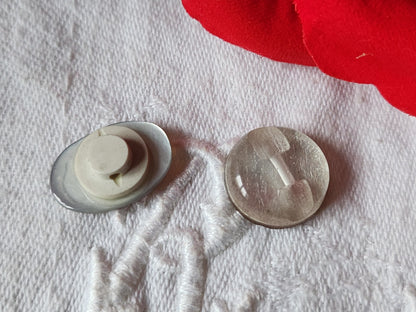 Duo boutons anciens en nacre  ciselé collection 1,5 et 1,3 sur 1,8 cm D10M