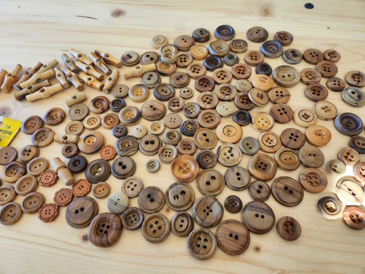Gros lot de boutons en bois anciens brut trous listing en photo T10