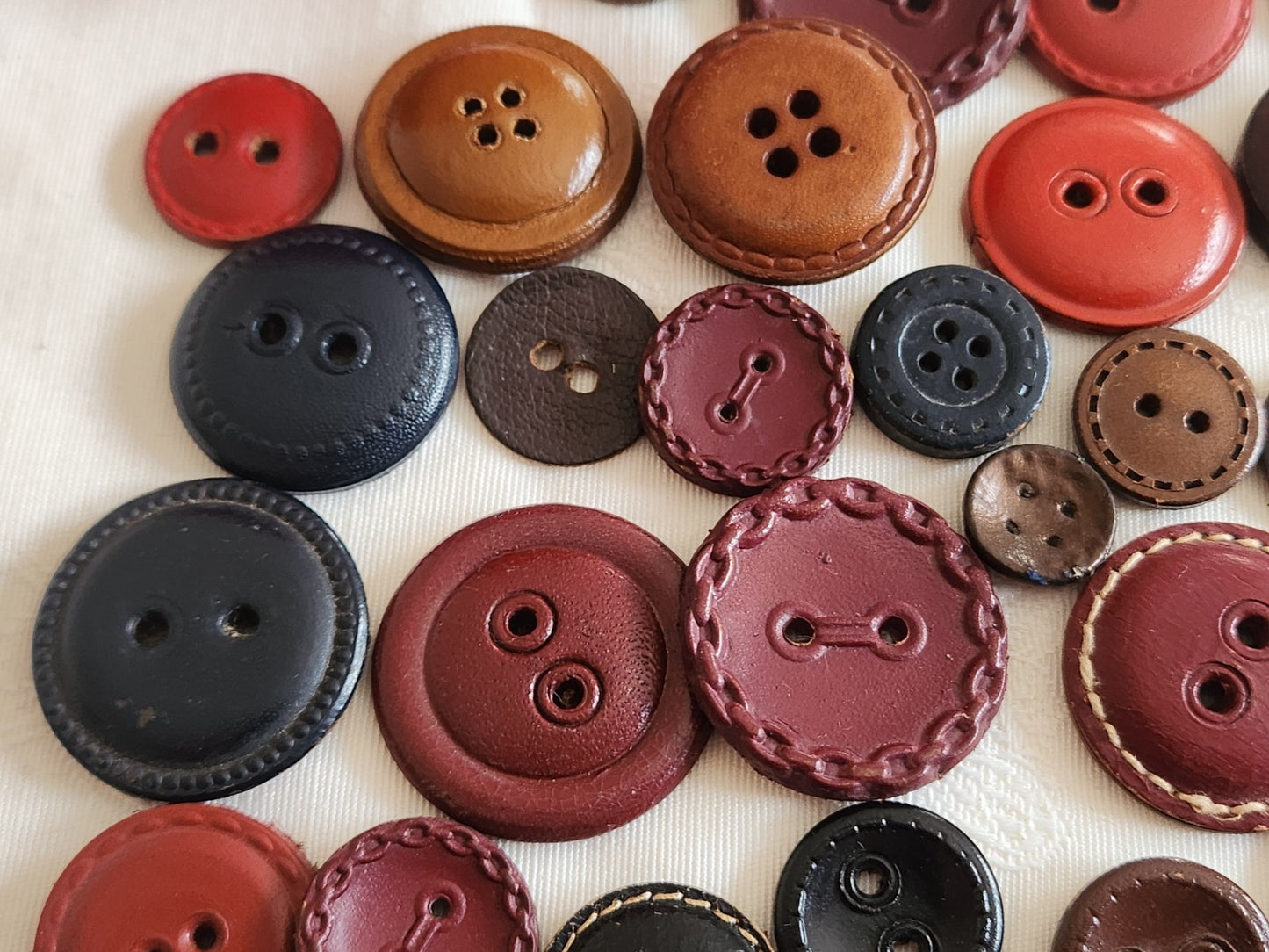 Gros lot de boutons anciens en cuir à trous panaché 1,4 à 3 cm ref 6349